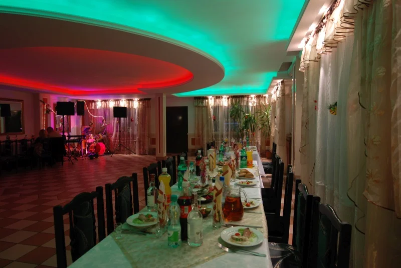 Restaurant forberedt til en aftenfest