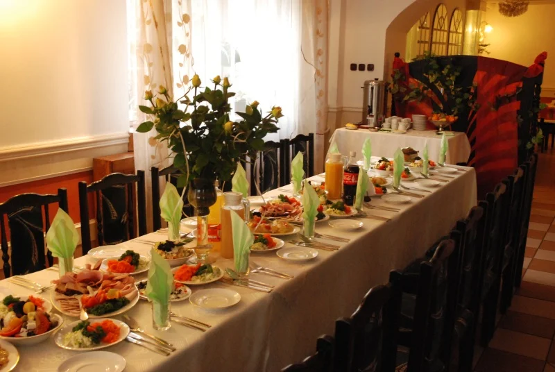 Dækket bord til en fest i restauranten