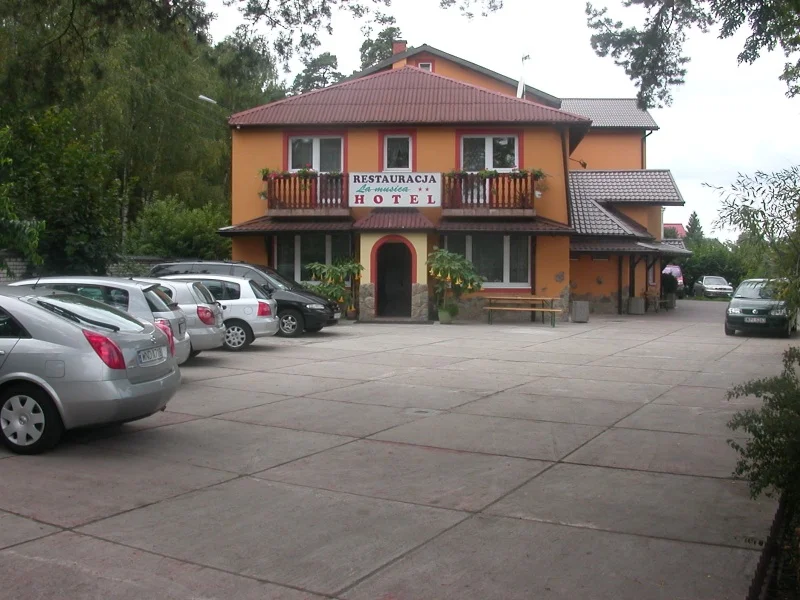 Hotelbygning og parkering